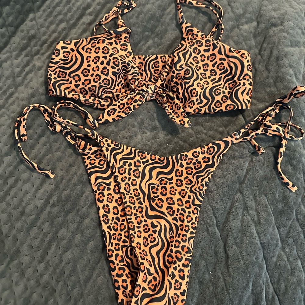 Studio swim “jungala” bikini size large